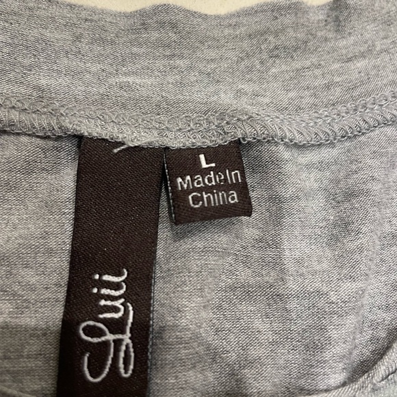 Grey sleeveless tee shirt with pearl and gem stones collar - Picture 6 of 7